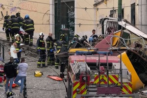 Nehodu ikonickej lisabonskej lanovky neprežilo najmenej 15 ľudí