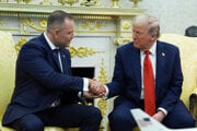 Prezident Donald Trump s poľským prezidentom Karolom Nawrockim.