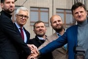 Predstavitelia opozičných strán. (Zľava) Michal Šimečka (PS), Ivan Korčok (PS), Viliam Karas (KDH), Jaroslav Naď (Demokrati), Alojz Hlina (SaS)