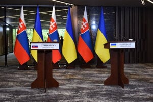 Na tlačovej konferencii.