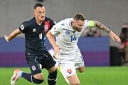 Milan Škriniar (Slovensko) a Edvin Muratovič (Luxembursko) počas zápasu A-skupiny európskej kvalifikácie MS 2026 vo futbale.