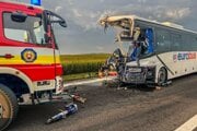 Nehodu pri Drienovci neprežila jedna osoba, zranenia utrpelo 28 ľudí.