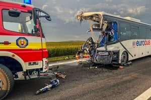 Pri Drienovci sa zrazil autobus s kamiónom. Hlásia mnoho zranených, vodič autobusu zomrel