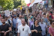 Ľudia sa zúčastňujú protestu proti policajnej brutalite v Belehrade.