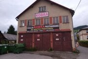 Budova starej zbrojnice, ktorá v dedine vyvolala rozporuplné reakcie.