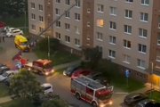 Zraneného človeka vyslobodzovali pomocou hasičskej techniky.