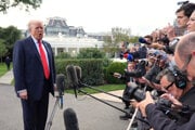 Americký prezident Donald Trump odpovedá na otázky novinárov.