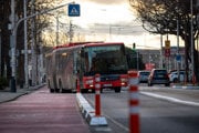 Obrubníky na cyklotrase na Vajanského nábreží.