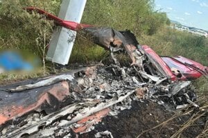 Z lietadla ostali len trosky.