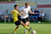 Momentka zo zápasu Rosina – Osrblie. Domáci zvíťazili 4:0, skóre stretnutia otváral Tomáš Šemík (v bielom).