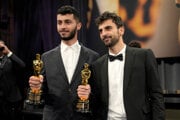 Básil Adra (vľavo) a Juval Abraham so soškami akadémie za dokumentárny film Žiadna iná krajina