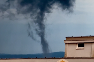 Na hraniciach s Českom sa v sobotu zrejme vyskytlo slabšie tornádo