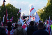 Ľudia sa zúčastňujú zhromaždenia Unite the Kingdom pod vedením Tommyho Robinsona v Londýne.