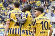 Futbalisti Dunajskej Stredy sa tešia z gólu.