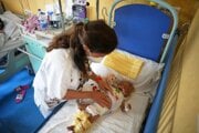 Lekárka v nemocnici v talianskom Neapole sa stará o zranené dieťa evakuované z Pásma Gazy. Ilustračná fotografia.