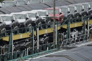 Autá značky Volkswagena a Audi, pripravené ma export z mníchovskej železničnej stanice.