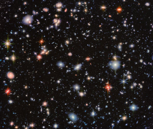 Hubblovo ultrahlboké pole, záber oblasti vesmíru v súhvezdí Pec, zachytené teleskopom Jamesa Webba. (zdroj: ESA/Webb, NASA & CSA, G. Östlin, P. G. Perez-Gonzalez, J. Melinder, the JADES Collaboration, M. Zamani (ESA/Webb))