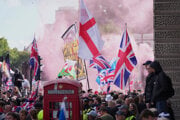 Londýnsky protest z 13. septembra. V strede anglická červeno-biela vlajka, ostatné sú tradičné britské. 