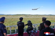 Kim Čong-un sleduje skúšky taktických útočných dronov.
