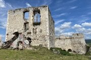 Románsky palác na Spišskom hrade. Aktuálne ho obnovujú.