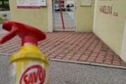 Vo videu muž hrozí, že otrávi klientky handlovského senior centra Savom. 
