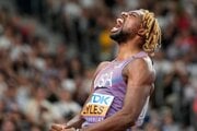 Noah Lyles oslavuje víťazstvo.