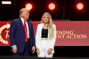 Vdova po Kirkovi Erika a prezident Donald Trump počas verejnej rozlúčky so zavraždeným Charliem Kirkom. 