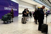 Cestujúci na londýnskom letisku Heathrow.