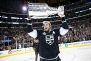 Anže Kopitar v drese LA Kings dvíha nad hlavu Stanleyho pohár.