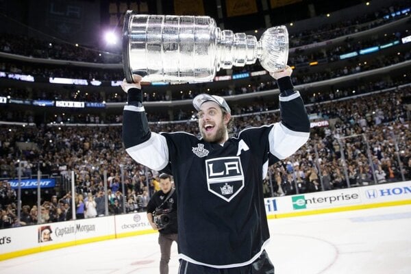 Anže Kopitar v drese LA Kings dvíha nad hlavu Stanleyho pohár.