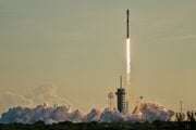 Štart rakety Falcon 9 s družicami na výskum vesmírneho počasia.
