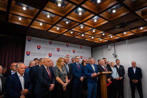 Tlačová konferencia Smeru pred hlasovaním o novele ústavy.
