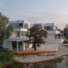 Pláž na Slnenčných jazerách je verejná. Architekti museli zabezpečiť, aby sa k nej verejnosť dostala. Na cípe muselo navyše vzniknúť otočisko.