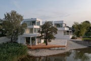 Pláž na Slnenčných jazerách je verejná. Architekti museli zabezpečiť, aby sa k nej verejnosť dostala. Na cípe muselo navyše vzniknúť otočisko.