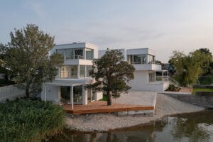 Pláž na Slnenčných jazerách je verejná. Architekti museli zabezpečiť, aby sa k nej verejnosť dostala. Na cípe muselo navyše vzniknúť otočisko.