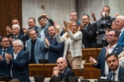 Parlament schválil 90 hlasmi zmenu ústavy. 