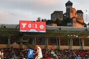 Na snímke sprava v strede Jakub Holúbek z Trenčína a Kelvin Ofori z Bratislavy počas zápasu 9. kola futbalovej Niké ligy medzi AS Trenčína a ŠK Slovan Bratislava v sobotu 27. septembra 2025 v Trenčín