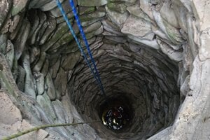 Oravčanka pád do studne hlbokej 12 metrov neprežila. 