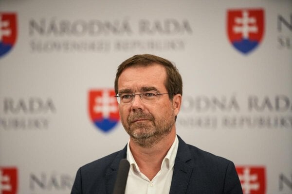 Marek Krajčí na tlačovej konferencii.