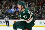 Kirill Kaprizov oslavuje gól v drese Minnesoty Wild. 