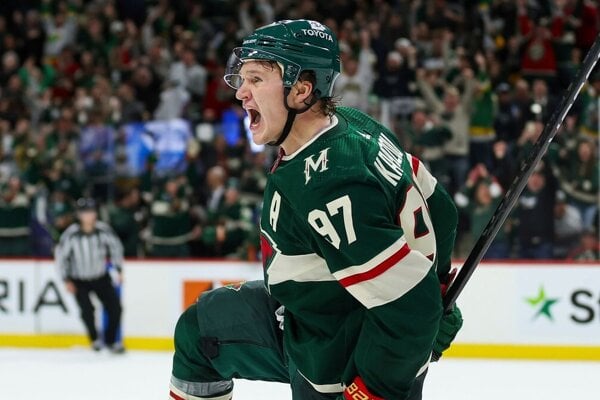 Kirill Kaprizov oslavuje gól v drese Minnesoty Wild. 
