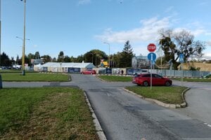 Aktuálny pohľad z Letnej ulice - súčasný komplikovaný prejazd na Starú spišskú cestu z Letnej s krátkym pokračovaním cez Watsonovu a následným odbočením doprava sa trošku zjednoduší, nová cesta povedie z Letnej cez Watsonovu rovno na Starú spišskú cestu.