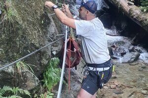 Horskí záchranári sa dali s dobrovoľnkmi už do údržby a opravy vrchnej časti ferraty.