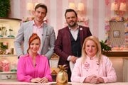 Moderátori Juraj Bača a Milan Zimnýkoval a porotkyne šou Pečie celé Slovensko Petra Tóthová a Jozefína Zaukolcová. 