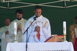 Peter Čarnecký dal prvé novokňazské požehnanie v rodnej obci Čierne.