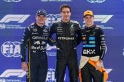 Zľava Max Verstappen, George Russell a Oscar Piastri po kvalifikácii v Singapure