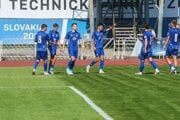 Slovan Bratislava B oslavuje gól. 