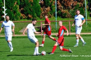 Futbalisti Močenka (v bielom) zvíťazili v Čechynciach. 