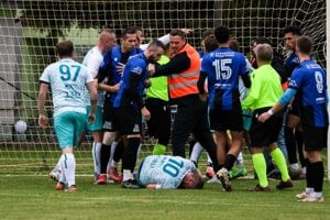 Nefutbalový záver v Opatovciach.