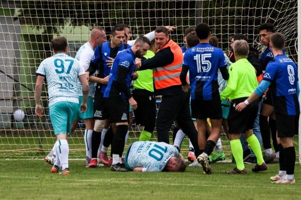 Nefutbalový záver v Opatovciach.